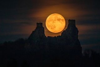 Úžasný snímek. Fotograf zachytil démonický úplněk mezi věžemi Trosek - Novinky