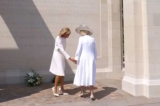 Rozhozená Macronová se sápala po Camillině ruce, ta se zachovala královsky - Novinky