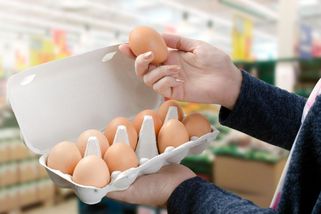 Rusové v supermarketech olizovali vejce. Chtěli se nakazit salmonelózou - Novinky