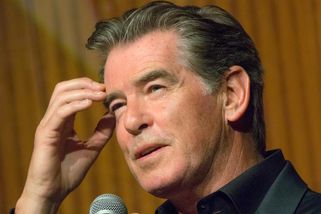 Pierce Brosnan dnes: Stařecké skvrny na čele, šedivý a prořídlý účes, avšak stále fešák