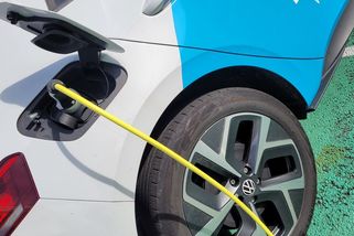 Kupte si elektromobil, jen ho nebudete mít kde nabíjet: Verdikt ukazuje zatím „utajená“ studie. Jak to bude v Česku?