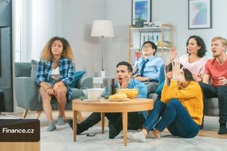 Důchodci a studenti by nově nemuseli platit poplatky za televizi a rádio