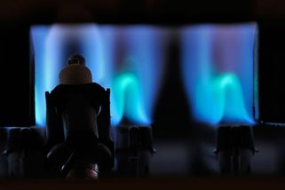 Plyn dražší až o polovinu, růst cen u pump. Bolestivé emisní povolenky pro domácnosti se blíží - Novinky