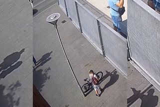 Kolo za 80 tisíc ukradl muž s batohem od sloupu v Brně za pár vteřin. Natočila ho kamera - Novinky