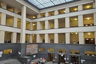 Budoucí právníci se schází v prázdném bazénu, menzou pochodovaly holínky SS - Médium.cz