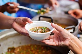 Kněz desítky let dává bezdomovcům jídlo, hrozí mu pokuta přes 10 milionů - Novinky