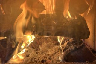 Majitelé kamen a kotlů na dřevo mohou slavit. Emisní povolenky jim cenu vytápění nezdraží