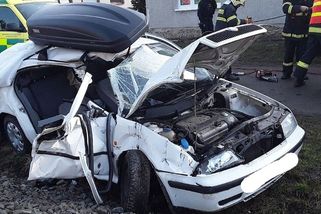 Vlak na Hané smetl auto na přejezdu, k nehodě letěl vrtulník - Novinky