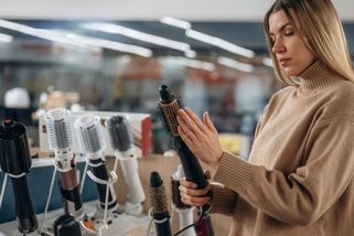 „Vyzkoušela jsem si v obchodě kulmu. O pár dní později jsem si rozškrábala hlavu do krve,“ líčí Martina