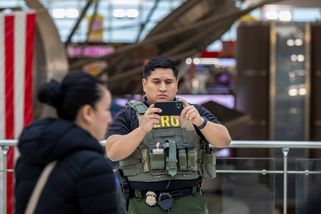 ICE deportuje z USA i Ukrajince. Ti jsou ihned po návratu do vlasti naverbováni do armády