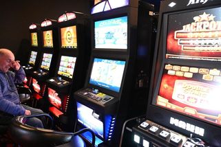 Konkurz Slot Group skončil. Z miliardy, kterou dlužil král hazardu v Česku, dostali věřitelé pouze část - Novinky