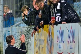 Divoká dohra vyřazení z MOL Cupu. Fanoušci napadli tým Dynama, chránit ho musela policie! - Sport.cz