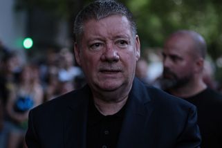 Srdceryvné foto: Otec Liama Payna (†31) navštívil místo, kde zemřel jeho syn. Byl se podívat i na balkonu smrti - Super.cz