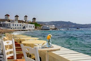 Tisíc eur za tři jídla? Nechvalně proslulá restaurace v Řecku stále šokuje turisty - Novinky