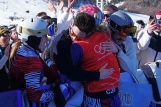 Dojemné foto z cíle: Eva Adamczyková slavila senzační olympijské stříbro s manželem Markem v objetí - Super.cz