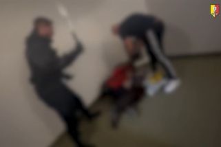 Hlídači obchoďáku v Praze zřídili na únikovém schodišti mučírnu, kde natáčeli brutální týrání bezdomovců - Novinky