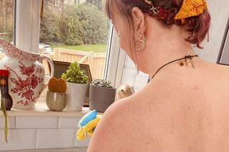 Tato dáma uklízí domácnosti nahá za 1500 na hodinu: Klienti se k ní občas přidají, ale úchylní jsou zřídka - Super.cz