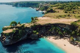 Belgičan skočil na Bali z rozjeté motorky z útesu do oceánu a klip zveřejnil. Na letišti jej zatkla policie - Novinky