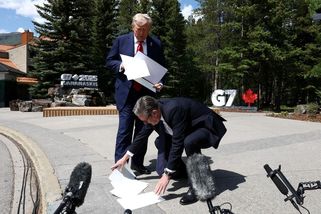 FOTO: Summit G7. Starmer sbíral Trumpovy papíry a Meloniová koulela očima - Novinky