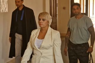 Manželé z Brna drželi v malém kumbálu bez oken zavřeného invalidu. Jídlo mu házeli na zem - Novinky