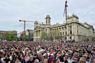 Desítky tisíc lidí demonstrují v centru Budapešti. Žádají odstoupení Orbána - Novinky