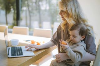 Matky mají v práci úlevy na úkor bezdětných - Médium.cz