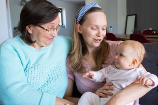 Vnoučata hlídám nerada, ale tvářím se, že mě to naplňuje, abych neranila dceru. Dává mi je pořád víc - Médium.cz