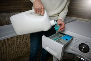 Naliji 3 sklenice do pračky a nastavím praní na 90 stupňů: Po 2 hodinách je pračka jako nová!