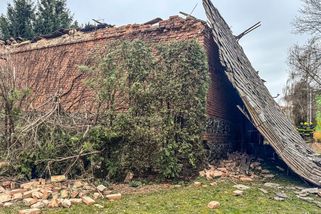 Část neobydleného domu na sídlišti v Lošticích se zbortila na chodník - Novinky