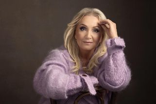 Vlasta | Bára Basiková se chlubí synem Theodorem. „Vypadá jak Alain Delon,“ tvrdí. Fanoušci nesouhlasí