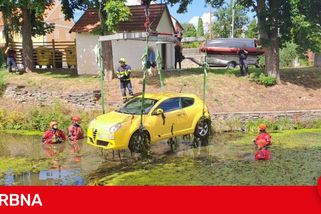 Alfa Romeo se dala do pohybu a skončila v bahně na dně rybníka
