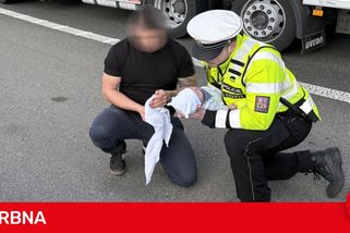 Řidič vyběhl z auta na dálnici u Brna s měsíčních chlapečkem, který nedýchal. Život mu zachránili policisté