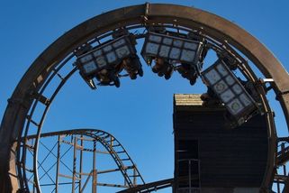 Drama na horské dráze. Lidé několik hodin viseli vzhůru nohama - Novinky