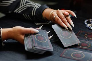 Kartářka z Uherského Hradiště účtovala za magii stovky tisíc, mezitím na dávkách vybrala milion - Novinky