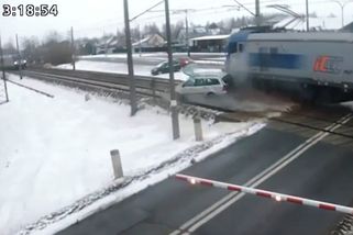 Auto uvázlé na přejezdu v Polsku rozmetaly dva vlaky. Drama zachytila kamera - Novinky