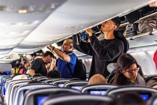 Chcete klidný a pohodlný let? Neukládejte příruční zavazadlo za své sedadlo - Novinky