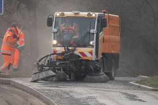 Praha uklízí zimní posyp na chodnících, tuny štěrkové drti končí jako odpad - Novinky