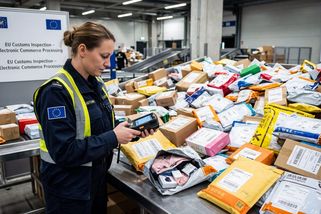 Tři eura za balíček: EU zavádí poplatek na čínské e-shopy