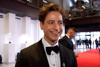 Má s sebou víc kufrů než mnohá žena: Milan Peroutka má v plánu ve Varech šokovat. Pro začátek se ověsil drahými šperky - Super.cz