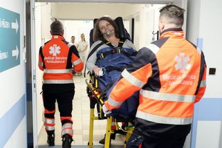 Když sanitka přiveze pacienta: Nemocnice 24/7 odhaluje práci urgentního příjmu