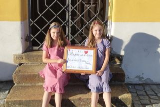 Příběh desetiletých dvojčat Nely a Veroniky: Život s těžkým hendikepem a nemocným tátou