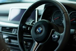 Automobilky se začínají stavět proti zákazu spalovacích motorů - Médium.cz