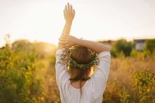 Co udělat na Velký pátek, abyste byli šťastní? Spojte se s předky a spalte vše, co z vás vysává energii - Proženy.cz