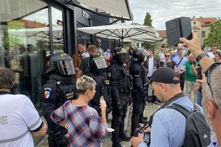 Video: Odpůrce naházel na Babiše vajíčka. Demonstranti útočníka bránili - Seznam Zprávy