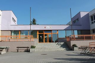 Škola v Blansku zůstala po řádění podvodníků bez koruny. Pachatelé si nyní užívají i za peníze dětí - Novinky