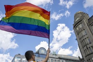 Násilí kvůli sexuální orientaci se má trestat přísněji, schválila vláda - Novinky