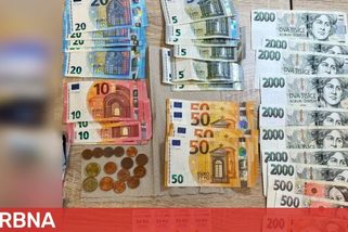 Poctivec našel a řádně odevzdal peněženku pořádně naditou korunami a eurobankovkami. Vyplatilo se mu to