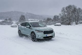 Sněhová kalamita prověřuje řidiče: Proč je elektromobil na sněhu často lepší volbou než spalovák
