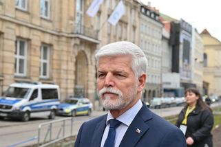 Pavel doufá, že pojede na summit NATO. Zástupce opozice tam nedoporučím, opáčil Macinka