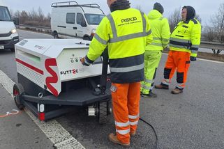 Oprava „Hradubické“ začala: Silničáři likvidují výtluky mikrovlnami, řidiče čeká omezení v jednom pruhu